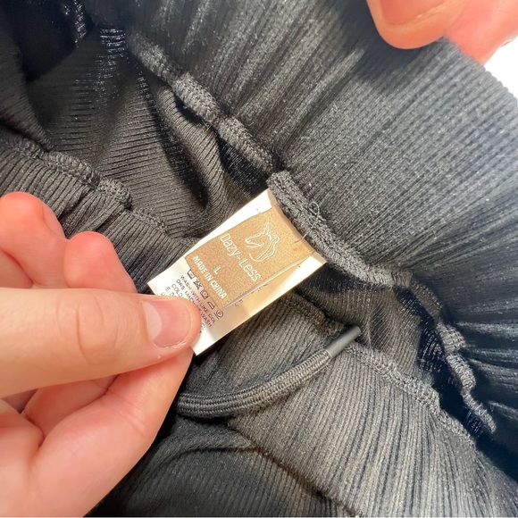 Black pants stretchy - Picture 2 of 3